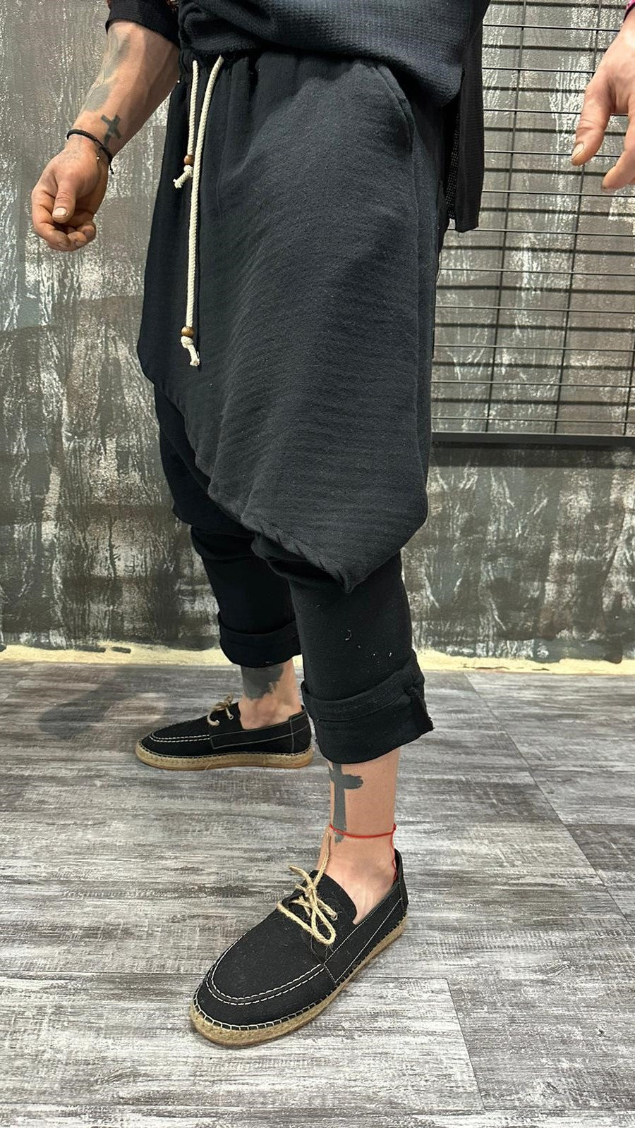 ARTISAN DRAPE PANTS BLACK DJANI